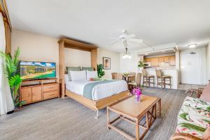 Postel nebo postele na pokoji v ubytování Valley Isle Resort Unit 802