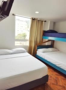 Voodi või voodid majutusasutuse Apartaestudios coral del rodadero - cerca al mar toas +14 fotot