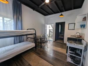 una habitación con dos literas y una mesa en Villa San Valentin, en San Pedro Sula