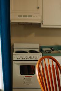 Kuchyň nebo kuchyňský kout v ubytování Dolphin Lane Motel