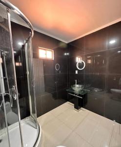 a bathroom with a shower and a sink at Casa privada par 10 personas Horcón Valle de elqui in Horcon