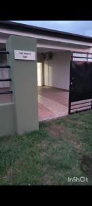 ein Gebäude mit einem Schild an der Seite in der Unterkunft CasaMar in General Villegas