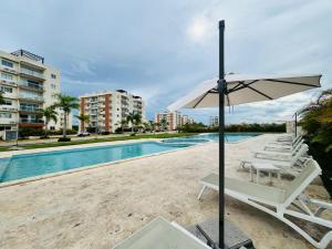 Bazén v ubytování Affordable and Comfy Condo at Punta Cana nebo v jeho okolí