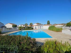 ein Swimmingpool im Hof eines Hauses in der Unterkunft Maisonnette lumineuse proche plage avec piscine - FR-1-476-198 in La Faute-sur-Mer