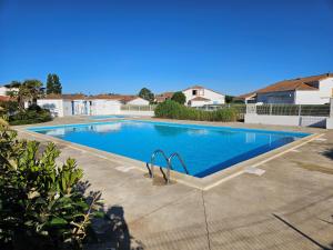 ein großer blauer Pool im Hof in der Unterkunft Maisonnette lumineuse proche plage avec piscine - FR-1-476-198 in La Faute-sur-Mer + 10 Fotos