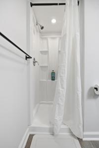 Ένα μπάνιο στο Airport Haven - Cozy 2BR Apt 5 Min Away