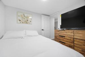 Ένα ή περισσότερα κρεβάτια σε δωμάτιο στο Airport Haven - Cozy 2BR Apt 5 Min Away