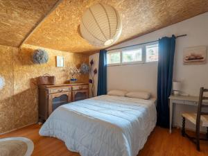 ein Schlafzimmer mit einem Bett, einem Tisch und einem Fenster in der Unterkunft Maison à Biscarrosse: 8 pers, piscine, clim, proche lac et pistes cyclables, ménage inclus - FR-1-319-538 in Biscarrosse