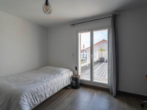 a bedroom with a bed and a large window at Maison spacieuse 10p, proche plage, équipée, terrasse, Biscarrosse - FR-1-319-586 in Biscarrosse