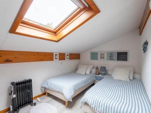 - 2 lits dans une chambre avec une lucarne dans l'établissement Maison à Biscarrosse - 4 pers, lac à pied, terrasse, parking - FR-1-319-580, à Biscarrosse