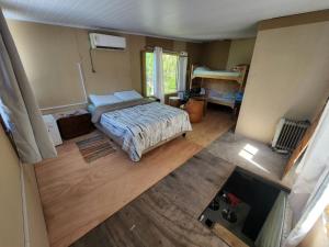 an overhead view of a bedroom with a bed at Escapada ideal privada y cerca del Rio Con todo in Aguas Corrientes