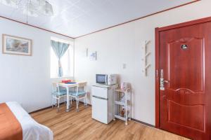 a room with a bed and a desk and a door at 観光名勝千畳敷徒歩2分 shirahamaペンション千畳嵐  +25 photos