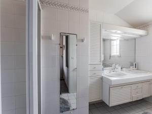 a white bathroom with a sink and a mirror at Maison Landaise Charme Proche Océan, Animaux Acceptés - FR-1-521-254 in Biscarrosse +3 photos