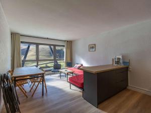 een woonkamer met een bank en een tafel bij Studio lumineux 6 personnes, sud, proche pistes - La Mongie - FR-1-404-360 in La Mongie