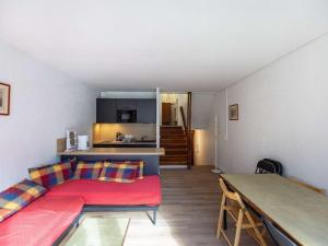 een woonkamer met een bank en een tafel bij Studio lumineux 6 personnes, sud, proche pistes - La Mongie - FR-1-404-360 in La Mongie