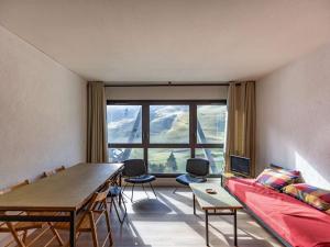 een woonkamer met een tafel en een groot raam bij Studio lumineux 6 personnes, sud, proche pistes - La Mongie - FR-1-404-360 in La Mongie