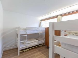 een kamer met twee stapelbedden en een raam bij Studio lumineux 6 personnes, sud, proche pistes - La Mongie - FR-1-404-360 in La Mongie