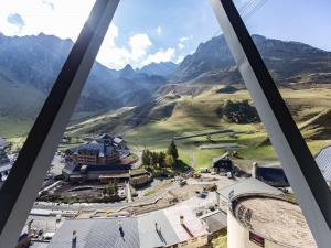 een luchtzicht op een klein stadje in de bergen bij Studio lumineux 6 personnes, sud, proche pistes - La Mongie - FR-1-404-360 in La Mongie +2 foto's