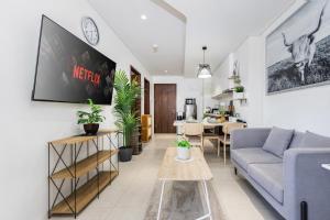 Posezení v ubytování Dominiks spacious classic family VIP 1 Bedroom Tambuli Balcony Pool Beach + 42 fotografií