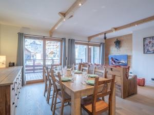 a dining room with a wooden table and chairs at Appartement skis aux pieds avec 8 couchages à l'Alpe d'Huez - FR-1-645-96 in L'Alpe-d'Huez +7 photos