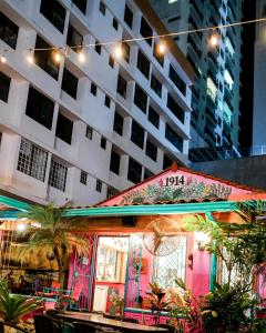 un ristorante con ombrellone di fronte a un edificio di Hostel Posada 1914 a Città di Panama