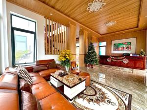 HeniSi 2 Hotel Măng Đen في Kon Von Kla: غرفة معيشة مع أريكة وطاولة