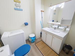 ein Badezimmer mit Waschbecken, Toilette und Spiegel in der Unterkunft Appartement T2 avec ascenseur, hypercentre, à 50m de la plage, WIFI, TV connectée, linge en option - FR-1-361-4 in Granville + 10 Fotos