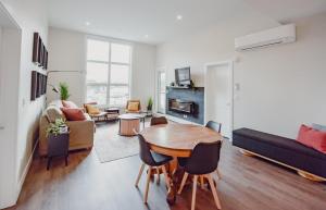 Televisyen dan/atau pusat hiburan di New Vaulted Ceilings 3 Beds AC Views