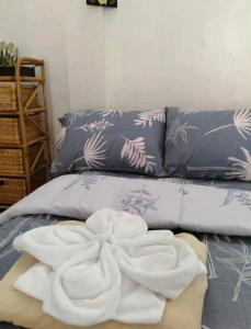 a pile of towels sitting on top of a bed at Del Mar Residence 1 in Suizo +2 photos