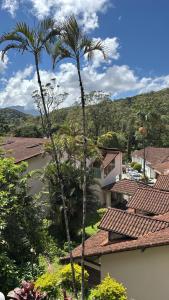 O vedere generală la munți sau o vedere la munte luată de la acest apartament +13 fotografii