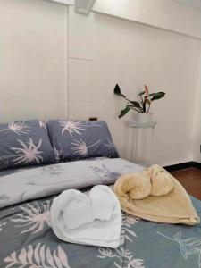 een woonkamer met 2 handdoeken op een bed bij Del Mar Residence 1 in Suizo