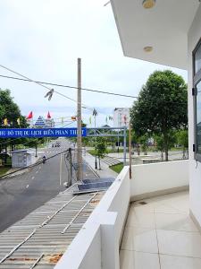a street sign on the side of a building at Nhà Nghỉ Homestay Chân Đất in Ấp Bình Hưng