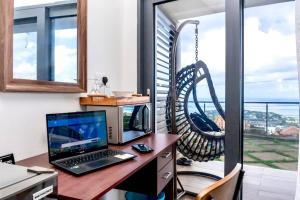 um escritório com uma mesa com um laptop e um balanço em Hammock Suite CoCo-Nut by ZenBreak em Charlotte
