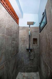 um banheiro com chuveiro e porta de vidro em Hammock Suite CoCo-Nut by ZenBreak em Charlotte mais 9 fotografias