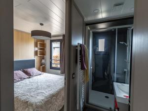 Schlafzimmer mit einem Bett und einer Glasdusche in der Unterkunft Chalet 3 chambres avec piscines chauffées et accès plage à 9km - FR-1-783-24 in Pomérols + 27 Fotos