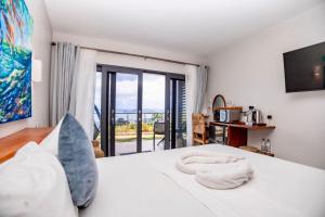 CharlotteにあるHammock Suite Shack-Shack by ZenBreakのベッドルーム(大きな窓、白いベッド付)