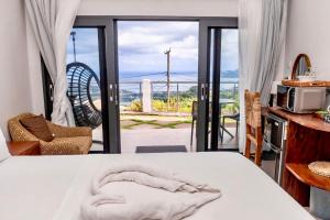 CharlotteにあるHammock Suite Shack-Shack by ZenBreakのベッドがあり海が見える寝室