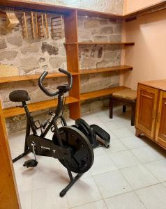 a gym with a exercise bike in a room at Casa Sierravista in Zacatlán
