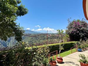 a garden with a view of the mountains at Casa Sierravista in Zacatlán
