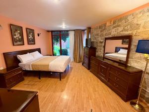 a bedroom with a bed and a large mirror at Casa Sierravista in Zacatlán