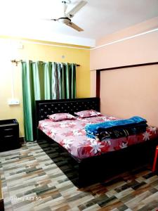 Ένα ή περισσότερα κρεβάτια σε δωμάτιο στο NEIL & NIAL Home Stay