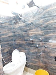 Ένα μπάνιο στο NEIL & NIAL Home Stay