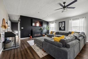 a living room with a couch and a ceiling fan at Bourbon Blue - 8 min to Downtown Bardstown and Spacious! in Bardstown