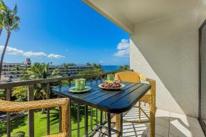 ein Tisch mit einer Obstschale auf einem Balkon in der Unterkunft Kihei Akahi Resort - Unit C618 in Wailea