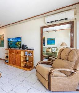 ein Wohnzimmer mit Sofa und Fernseher in der Unterkunft Kihei Akahi Resort - Unit C618 in Wailea