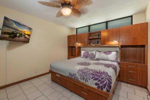 ein Schlafzimmer mit Bett und Deckenventilator in der Unterkunft Kihei Akahi Resort - Unit C618 in Wailea + 50 Fotos