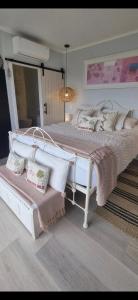 um quarto com 2 camas grandes e almofadas em Stunning Sunsets & Views at Wonderful Wainui em Gisborne