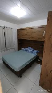 a bedroom with a bunk bed in a room at Casa aconchegante em Garanhuns in Garanhuns