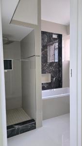 Koupelna v ubytování Secure Modern Ground floor 2Bedroom Apartment + 15 fotografií