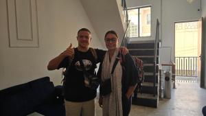 un homme et une femme posant pour une photo dans l'établissement JASMIN a luxury stay, à Agra